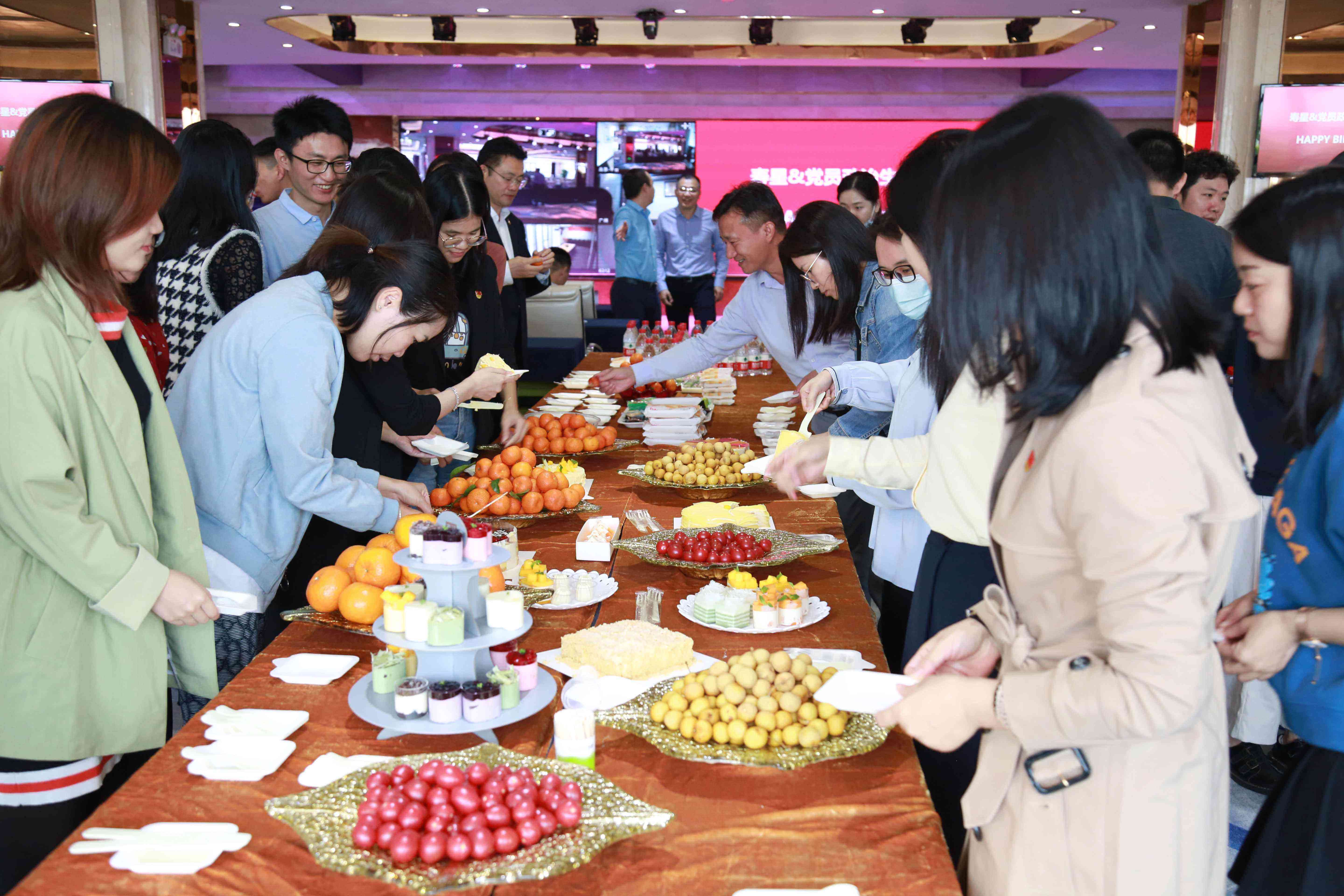 企业党建与文化相融合，点亮员工生日会